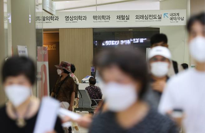 전공의 무기한 집단휴진 지속을 결정한 가운데 31일 오전 서울 종로구 서울대병원에서 내원객들이 이동하고 있다. [연합]