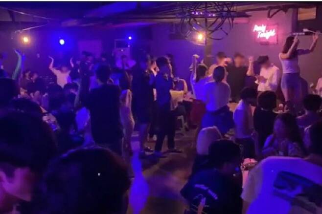 강릉시 경포해변 인근의 한 게스트하우스 실내에서 매일 밤 열리는 파티로, 젊은이들이 노래에 맞춰 춤을 추고 있다.(사진=해당 게스트하우스  SNS 계정 동영상 캡처)