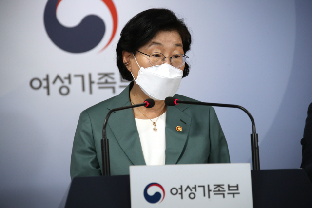 이정옥 여성가족부 장관이 31일 정부서울청사에서 열린 브리핑에서 답변하고 있다./연합뉴스