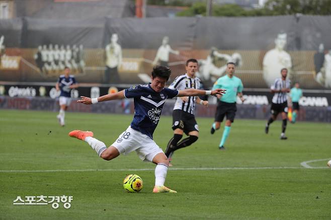 슈팅을 시도하는 황의조. 보르도 트위터