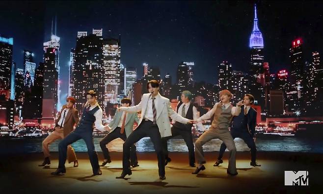 BTS가 8월 31일(한국시간) 미국 MTV 뮤직어워드에서 다이너마이트의 실제공연 장면을 보여주고 있다. [AP연합, MTV제공]