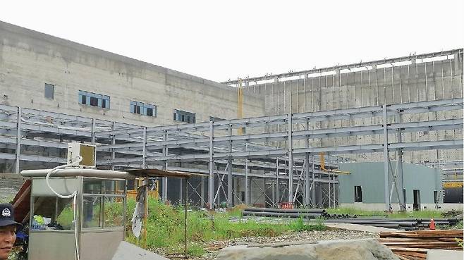 지난 2일 중국 우한시 국가산업단지에 있는 HSMC 공장 건설 현장 모습. 이 부지에는 반도체 생산 라인이 들어설 예정이었지만 HSMC가 공사 대금조차 주지 못해 골조만 세워진 채 수개월 동안 작업이 중단된 상태다./웨이보