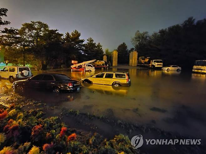 옴짝달싹 못 하는 차들 (속초=연합뉴스) 이종건 기자 = 제9호 태풍 '마이삭'의 영향으로 2일 오후 많은 비가 내린 강원 속초시 도심이 빗물에 잠겨 차들이 옴짝달싹 못 하고 있다. 속초지역에는 이날 오후 들어 시간당 30∼70㎜의 장대비가 쏟아졌다. 2020.9.2 momo@yna.co.kr