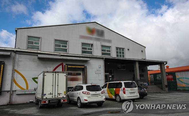 김치공장에서 코로나19 집단감염 (청양=연합뉴스) 김연수 기자 = 3일 오전 17명의 코로나19 집단감염이 발생한 충남 청양군 비봉면 한 김치공장이 폐쇄되어 있다. yskim88@yna.co.kr