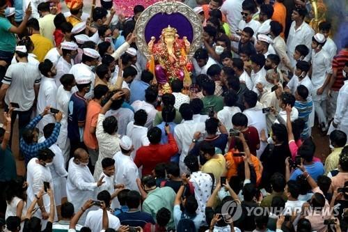 1일 뭄바이에서 진행된 힌두신 가네샤 축제 모습. 마스크를 쓰지 않은 이들도 많고 '사회적 거리두기'는 지켜지지 않는 모습이다. [AFP=연합뉴스]