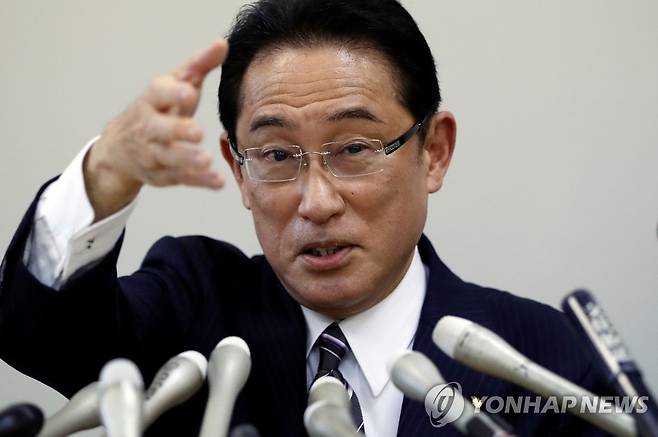 '포스트 아베' 출마선언 후 기자회견 하는 기시다 (도쿄 로이터=연합뉴스) 기시다 후미오 일본 자민당 정조회장(정무조사회장ㆍ전 외무상)이 지난 1일 도쿄에서 아베 신조 총리의 후임을 뽑는 당 총재 선거에 출마한다고 공식 선언한 뒤 기자회견을 하고 있다. leekm@yna.co.kr