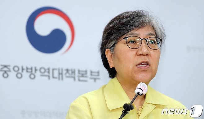 정은경 중앙방역대책본부장(질병관리본부장)이 충북 청주시 질병관리본부 브리핑실에서 코로나19 국내발생현황 브리핑을 하고 있다./뉴스1 © News1 장수영 기자