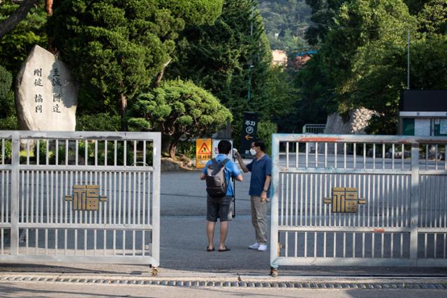 지난달 26일 서울시내 한 고등학교에서 한 고3 학생이 등교하며 발열체크를 받고 있다. 뉴스1