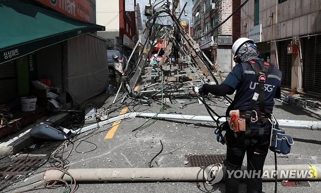 태풍 마이삭 복구 작업 (부산=연합뉴스) 손형주 기자 = 태풍 마이삭이 남부지방을 강타한 3일 부산 금정구 서동 한 주택가에서 건물 옥상에 있던 통신 장비가 바닥으로 떨어져 전신주와 전봇대, 인근 건물을 덮쳐 복구 작업이 진행되고 있다. 2020.9.3 handbrother@yna.co.kr