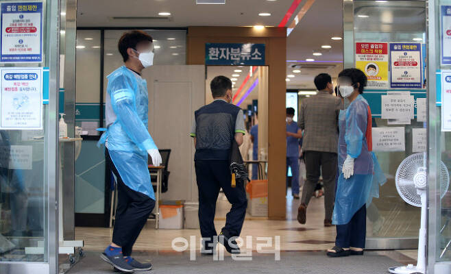 [이데일리 방인권 기자] 지난 2일 신종 코로나바이러스 감염증(코로나19) 확진자가 발생해 출입이 통제된 서울 광진구 자양동 혜민병원에서 관계자들이 환자와 내원객들에게 병원 폐쇄를 알리며 출입을 통제하고 있다.