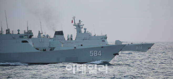 중국 해군의 유도미사일 구축함들이 지난 7월 31일 남중국해에서 기동훈련을 하고 있다. [사진=중국 국방부]