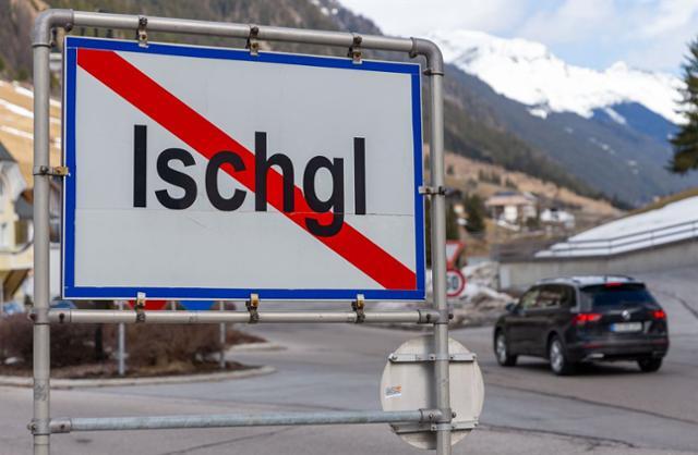 오스트리아 티롤주에 스키 명소인 이쉬글 지역 경계를 알리는 표지판이 세워져 있다. 이쉬글=AFP 연합뉴스