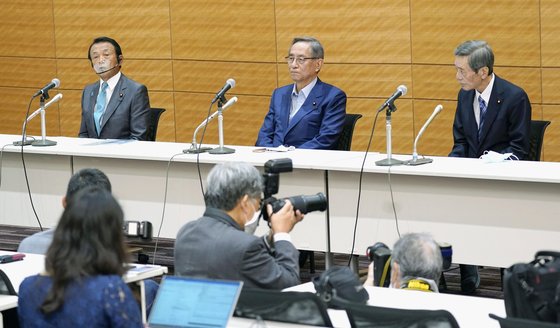 일본 집권 자민당 3대 파벌 회장인 아소 다로(왼쪽) 부총리, 호소다 히로유키(가운데) 자민당 헌법개정본부장, 다케시타 와타루 전 자민당 총무회장이 지난 2일 오후 일본 국회에서 기자회견을 하고 있다.   이들은 사실상 일본 총리를 결정하는 자민당 총재 선거에서 스가 요시히데 관방장관을 지지하겠다고 밝혔다. [연합뉴스]