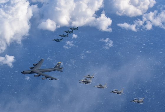 지난 2월 미 본토에서 출격한 전략폭격기 B-52H(가운데)와 일본에 주둔 중인 미 공군 F-16 전투기, 일본 항공자위대의 F-2 전투기(오른쪽 위)가 대열을 지어 비행하고 있다. [미 태평양 공군 제공]