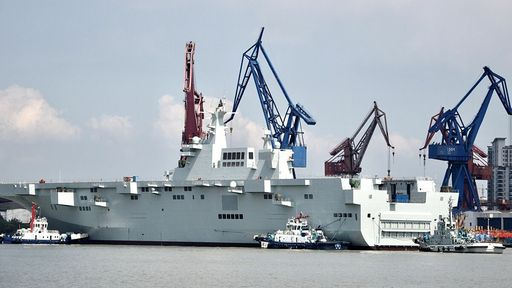 중국의 075형 강습상륙함이 상하이 후둥중화조선소에서 시험항해를 앞두고 대기하고 있다. 웨이보 사진 캡쳐