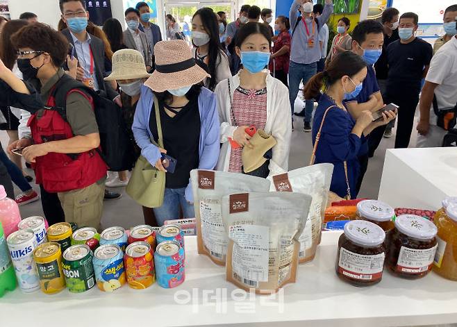7일 베이징에서 열린 국제서비스무역교역회에서 한국 제품을 구경하는 관람객들. 사진=신정은 특파원