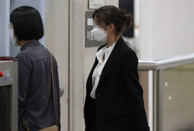 해외에서 마약을 투약하고 밀반입한 혐의로 기소돼 1심에서 징역형의 집행유예를 선고받은 홍정욱 전 의원 딸 홍모씨가 6월 26일 서초동 서울고등법원에서 열리는 2심 선고공판에 출석하고 있다. (사진=연합뉴스)