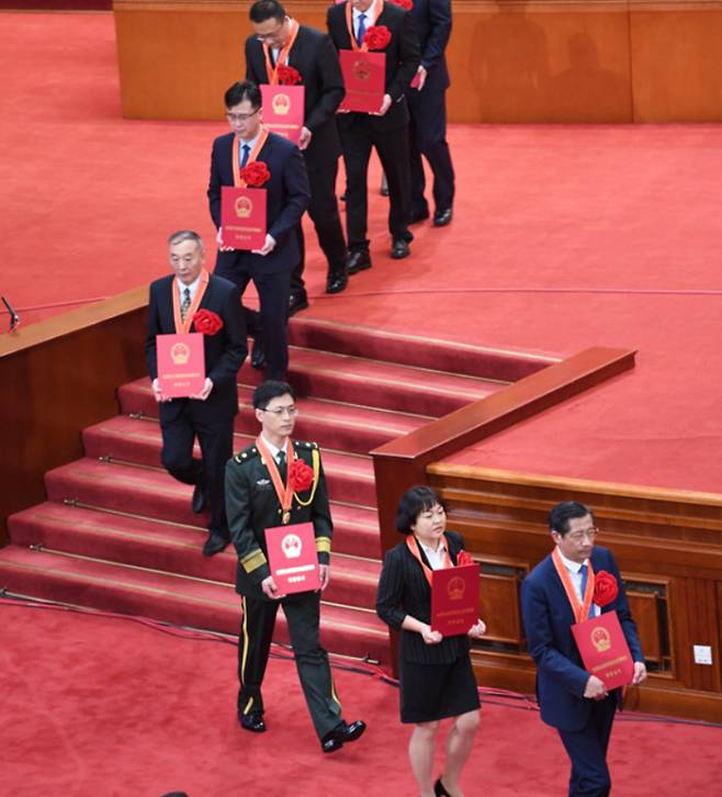8일 오전 베이징 인민대회당에서 열린 전국 코로나19 방역 표창대회에서 상을 받은 유공자들. 사진 신화망 캡쳐