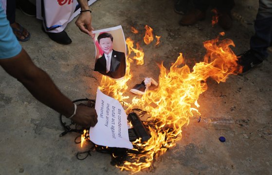 중국과의 국경 충돌로 인도군 사상자가 발생하면서 인도 곳곳에서는 시진핑 중국 국가주석의 사진 등을 불에 태우는 등 반중 시위가 격화하고 있다. [AP=연합뉴스]