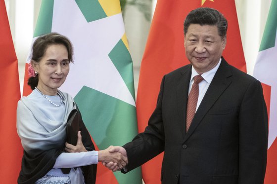 아웅산 수치 미얀마 국가 고문과 시진핑 중국 국가주석. 시 주석은 올해 초 미얀마를 단독 방문해 중국 주도의 '일대일로' 발전 전략과 관련해 협의했다. [AP=연합뉴스]