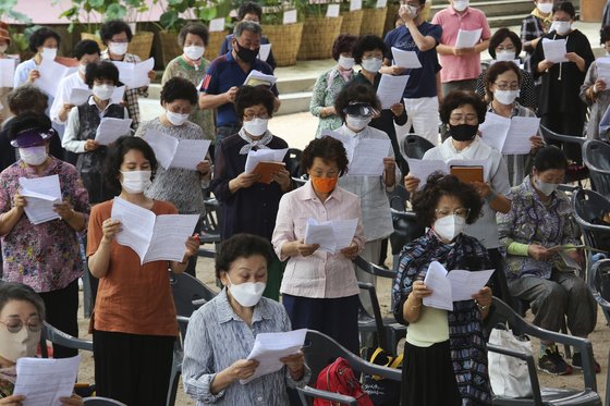 지난달 23일 서울 종로 조계사에서 법회에 참석중인 신도들의 모습. 마스크를 쓰지 않은 사람을 찾아보기 힘들만큼 한국인들은 개인 방역에 신경을 쓰고 있다. [연합뉴스]