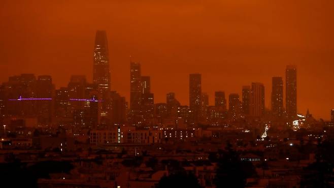 오렌지 빛으로 변한 캘리포니아주 샌프란시스코 하늘