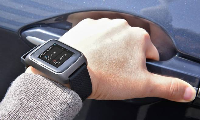 스마트워치를 활용한 자동차 디지털키.