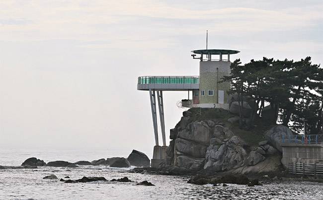 삼척 초곡항, 강릉 심곡항과 함께 강원도 3대 미항으로 꼽히는 강원 양양 남애항에 세워진 스카이워크. 투명유리 바닥의 스카이워크에서 기암을 내려다볼 수 있다.