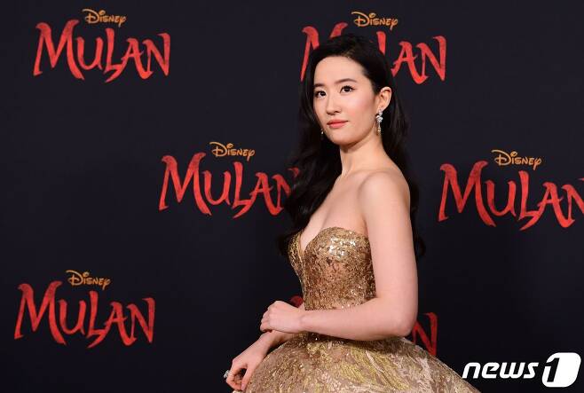 디즈니의 신작 영화 '뮬란'의 여주인공 류이페이(劉亦菲·유역비)© AFP=뉴스1