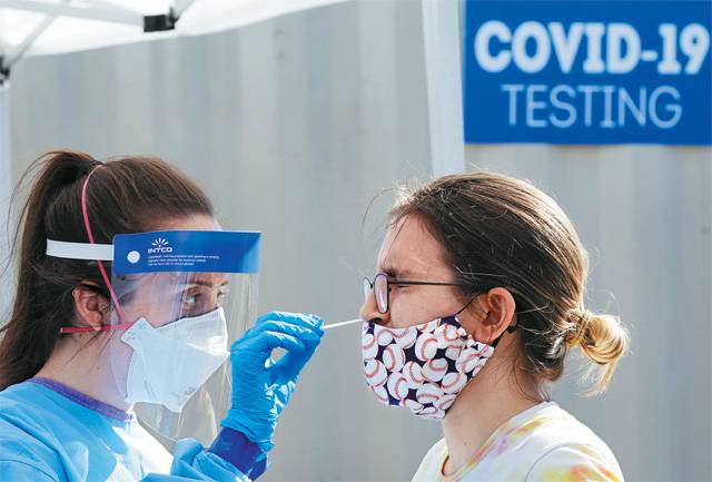 신종 코로나바이러스 감염증(코로나19) 완치 판정을 받아도 심신의 후유증을 겪는 경우가 많다. 미국 질병통제예방센터(CDC)는 완치자 중 3분의 1이 후유증을 겪는다는 보고서를 내기도 했다. 지난달 미국 시애틀의 한 고교에서 코로나19 진단검사가 진행되는 모습. 시애틀=AP 뉴시스