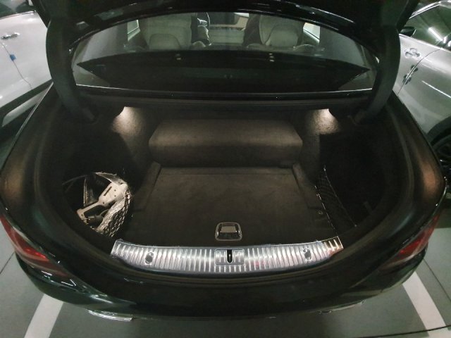 메르세데스벤츠의 ‘더 뉴 S 560 e’의 트렁크. 불룩하게 올라온 부분에 배터리가 있다.