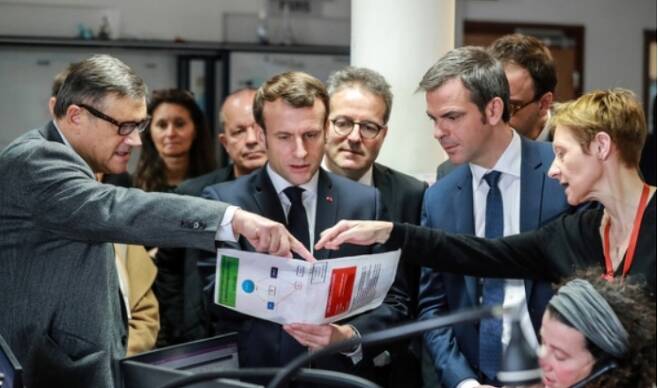 에마뉘엘 마크롱 프랑스 대통령(가운데)이 파리의 한 응급의료소를 방문해 코로나19에 관한 설명을 듣고 있다. 연합뉴스 제공