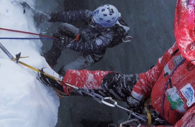 크레바스의 내부 구조를 확인하기 위해 극지연구소 연구원들이 안전장치를 착용하고 내부로 진입하고 있다. 극지연구소 K-루트 사업단 제공