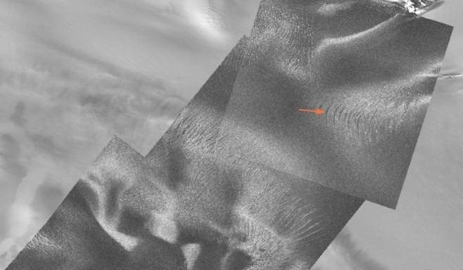 다목적실용위성(아리랑) 5호가 포착한 히든 크레바스. 상처처럼 보이는 검은 줄 (화살표)이 히든 크레바스다. 극지연구소 위성탐사·빙권정보센터 제공