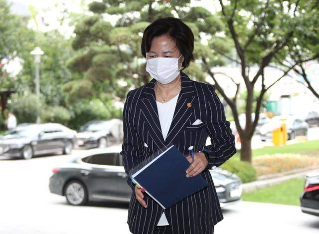 추미애 법무부 장관이 11일 오후 정세균 국무총리 주재 주요 현안간담회에 참석하기 위해 정부서울청사에 도착해 이동하고 있다. 연합뉴스