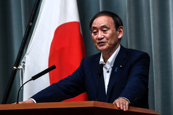 지난 28일 사임을 발표한 아베 신조 일본 총리의 유력한 후계자로 떠오른 스가 요시히데 관방장관이 31일 도쿄에서 정례 기자회견을 하고 있다.도쿄 AFP 연합뉴스
