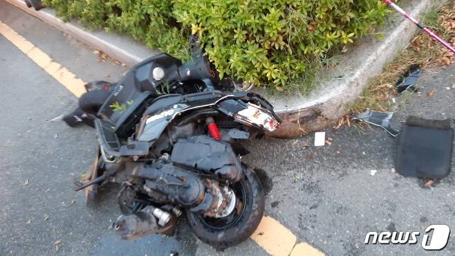 부산 7중 추돌 사고로 오토바이가 파손됐고 운전자는 중상을 입었다.(부산소방재난본부 제공)© 뉴스1