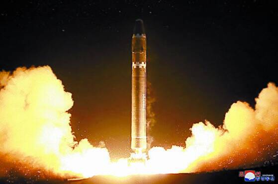 북한이 2017년 11월 29일 세 번째 대륙간탄도미사일(ICBM) 화성-15형 발사 장면. [연합뉴스]