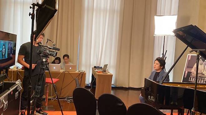 랑랑과 SBS 뉴스 화상 인터뷰 모습 (베이징)