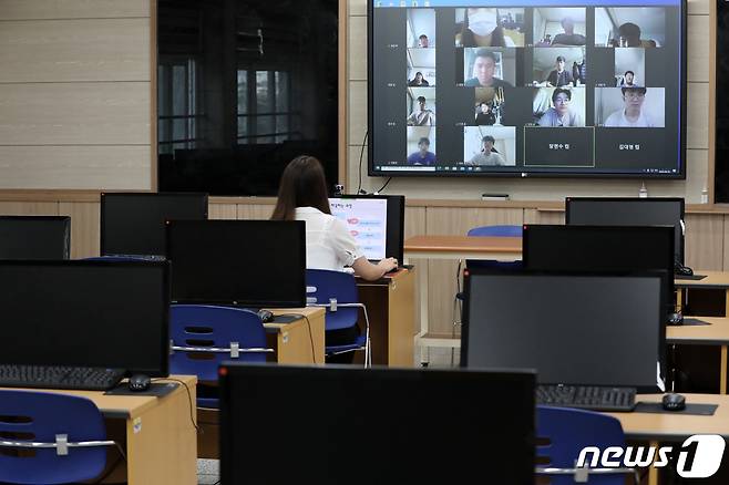 경기도 수원 팔달 한 고등학교에서 지난 8월26일 교사가 원격수업을 진행하고 있다./뉴스1 © News1 조태형 기자
