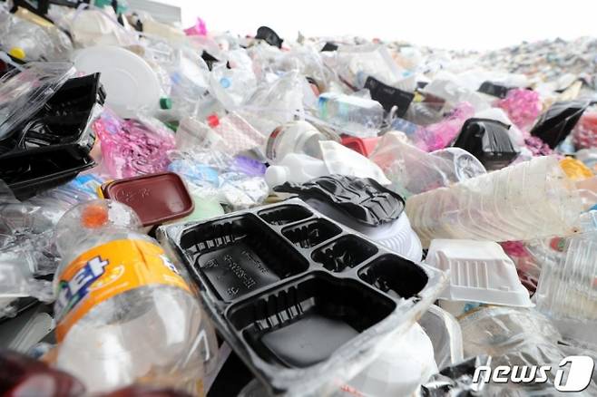 (수원=뉴스1) 조태형 기자 = 신종 코로나바이러스 감염증(코로나19) 재확산에 따른 사회적 거리두기 2단계 강화 조치로 비대면 소비가 늘면서 포장용 플라스틱 용기 배출이 급증했다. 1일 오후 경기도 수원시 자원순환센터에서 수거된 재활용품들이 쌓여있다. 2020.9.1/뉴스1