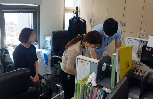 강원 춘천 의암호 선박 전복사고와 관련해 경찰이 지난달 12일 춘천시청을 압수수색하는 모습. 연합뉴스