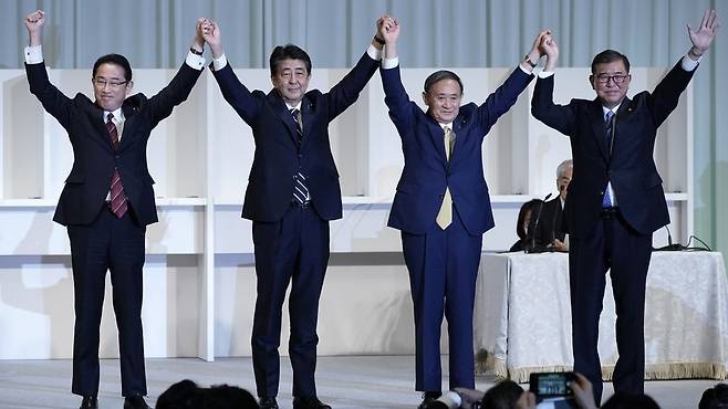 집권당인 자민당 선거에서 총재로 선출된 스가 요시히데(좌측에서 세번째). 집권당 총재가 일본 총리직을 맡는다