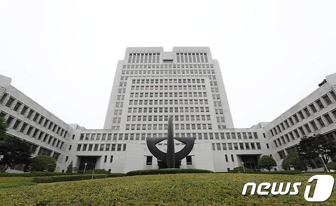 사진은 17일 오후 서울 서초구 대법원 청사 전경. 2018.6.17/뉴스1 © News1 박세연 기자