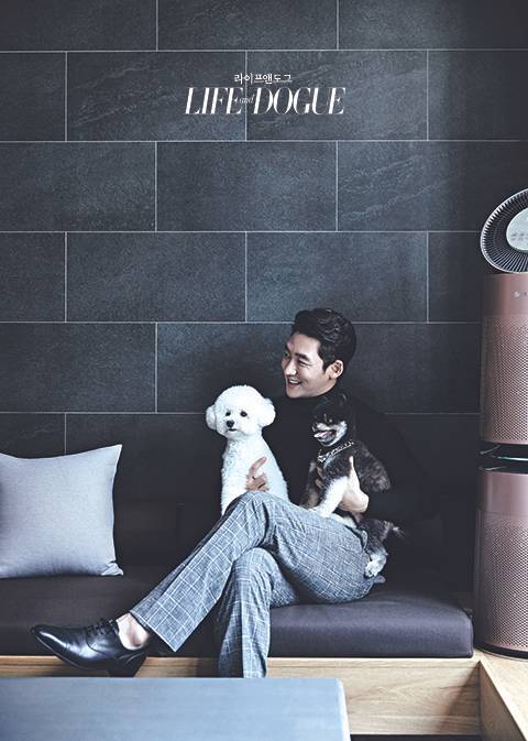배우 이태성과 강아지들. 사진 라이프앤도그 제공 © 뉴스1