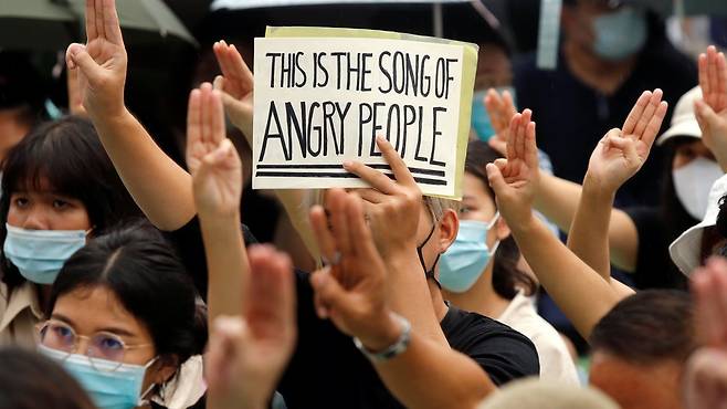 태국은 최근 수 개월간 민주화 시위를 겪고 있으며 손가락 세 개를 든 손짓이 이 시위의 상징이 됐다
