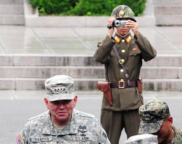 한미연합사령관이 판문점을 방문한 2011년 7월 15일 북한병사가 보급형 캠코더로 촬영을 하고 있다. 사진공동취재단