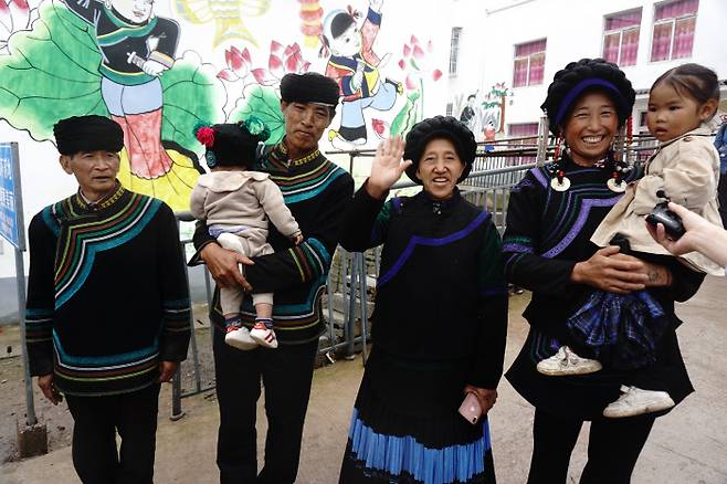 지난 10일 쓰촨성 량산 이족 자치구 간뤄현의 한 마을에 전통 의상을 입은 이족 주민들이 서 있다.