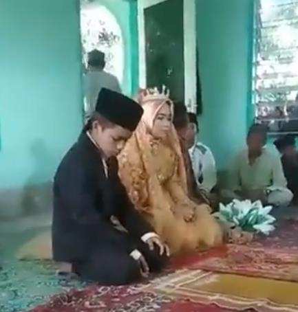 롬복섬 15세 소년·12세 소녀 '늦은 데이트' 때문에 결혼 [페이스북 Kumpulan Batur Lombok·재판매 및 DB 금지]