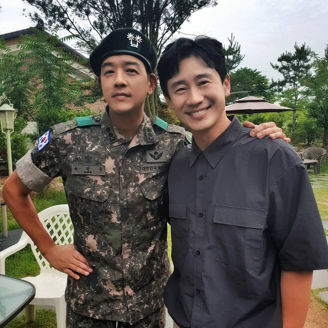 배우 류시원(왼쪽) 신하균 / 사진제공=알스컴퍼니 © 뉴스1